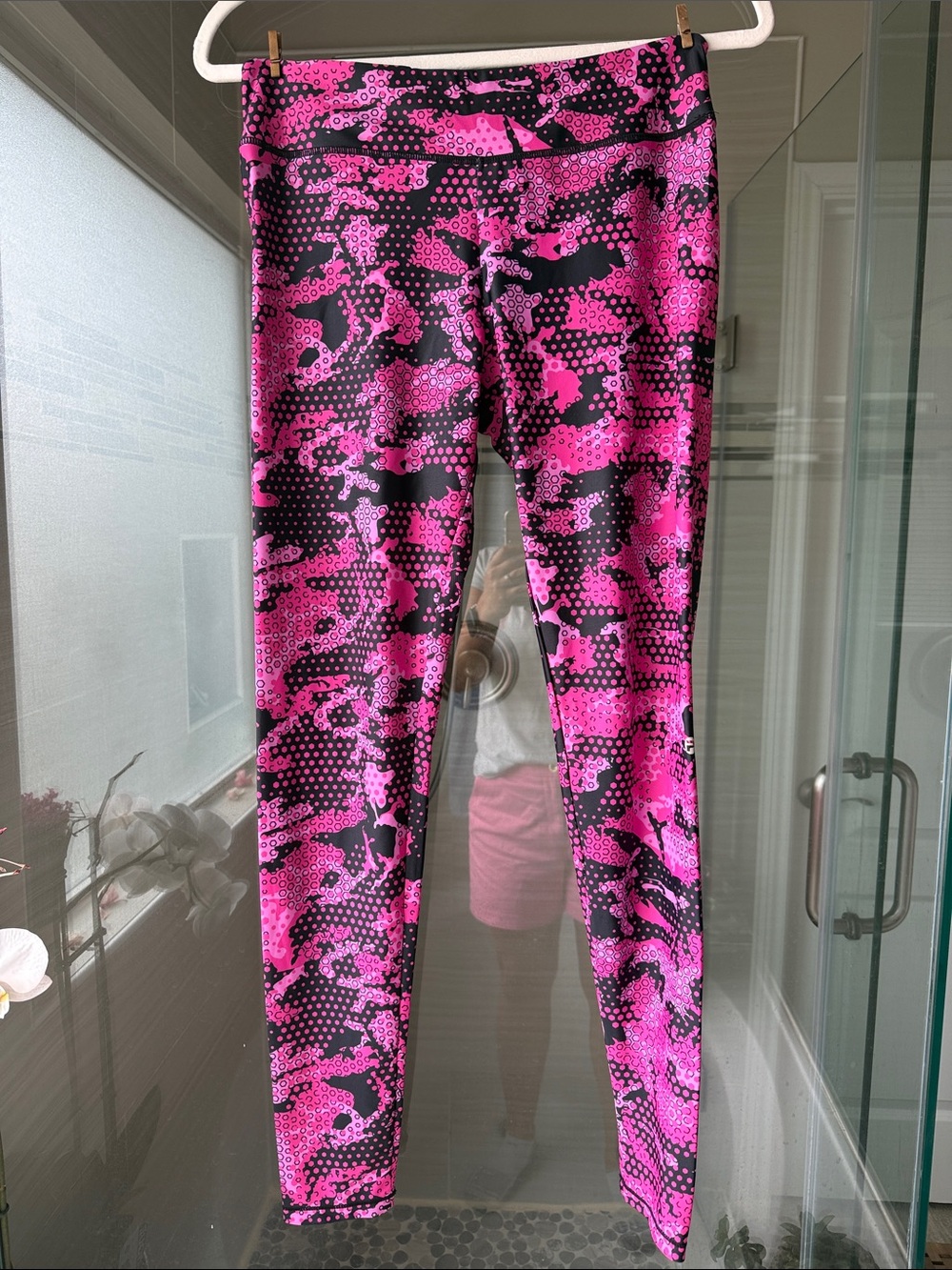 Pelagic Maui Fishing Leggings in the Ambush Pink